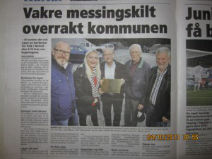 14 informasjonsskilt i messing overrakt kommunen